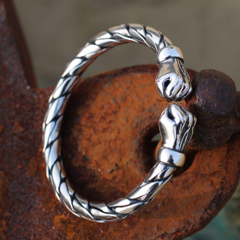 Pulsera de metal retorcido de doble puño de estilo de giro al por mayor